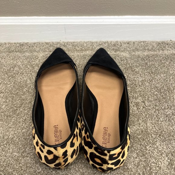 Black Leopard Print Pointed Toe Flats - Size 8 - Picture 3 of 7
